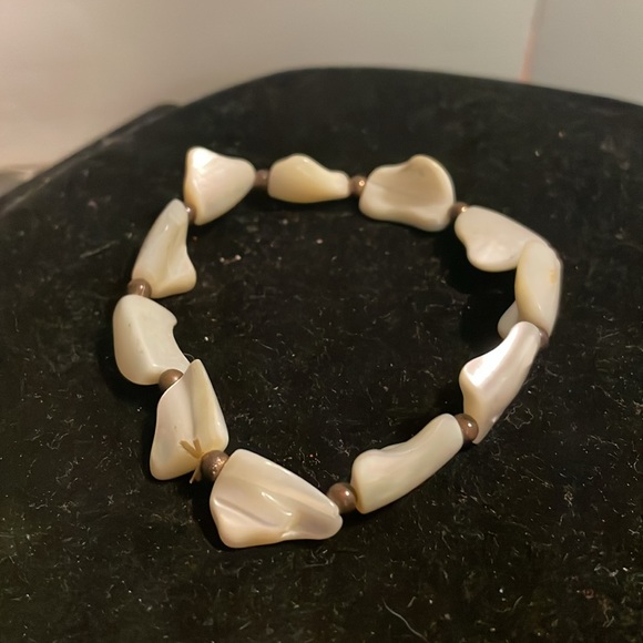 8” Mother of Pearl colored & gold bead adjustable stretch bangle bracelet - Picture 6 of 12